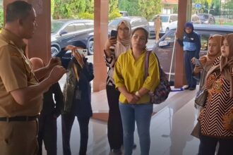 Orang tua murid SD di Jaticempaka Kota Bekasi laporkan penyelewengan dana bos dan pungli kepada wali kota Bekasi, Tri Adhianto. Foto: IG @fakta.indo