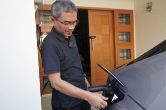 Ilustrasi pelanggan sedang melakukan pengisian daya kendaraan listrik di rumahnya. Foto: Dok PLN