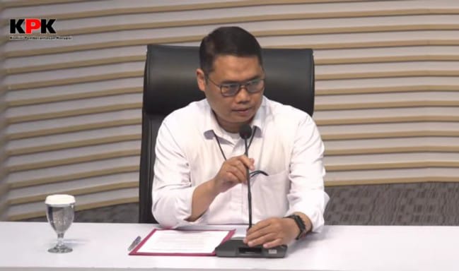Pelaksana Tugas Deputi Penindakan KPK Asep Guntur Rahayu dalam jumpa pers di Kantornya, Jakarta, Kamis (24/7/2025). Foto: Live streaming YT @kpkri