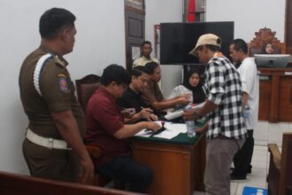 Suasana saat 45 pelanggar ketertiban umum (Tibum) menjalani sidang tindak pidana ringan (Tipiring), 2 pelanggar lain diputus secara verstek di Pengadilan Negeri Jakarta Selatan, Jumat (25/7/2025). Foto: Ist
