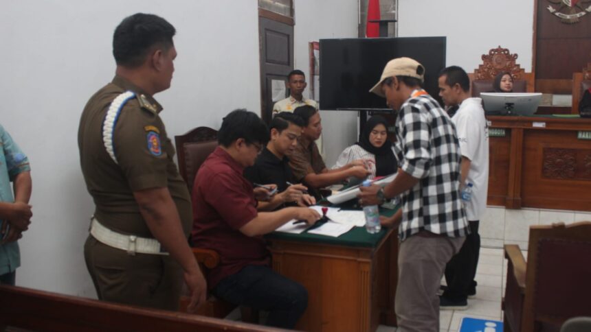 Suasana saat 45 pelanggar ketertiban umum (Tibum) menjalani sidang tindak pidana ringan (Tipiring), 2 pelanggar lain diputus secara verstek di Pengadilan Negeri Jakarta Selatan, Jumat (25/7/2025). Foto: Ist