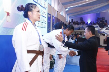 Kapolri Jenderal Polisi Listyo Sigit Prabowo saat memberikan langsung medali kemenangan bagi para pemenang Kejuaraan Judo Kapolri Cup 2025. Foto: Divisi Humas Polri