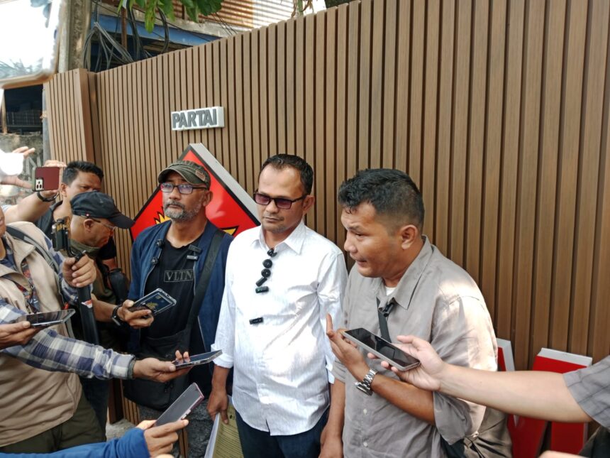 Sejumlah aktivis mendatangi Kantor DPP Partai Gerindra di Jakarta, Senin siang (28/7/2025), untuk menuntut pengusutan kasus dugaan korupsi dana jaminan pascatambang (DJPL) senilai Rp168 miliar di Kabupaten Bintan, Kepulauan Riau.