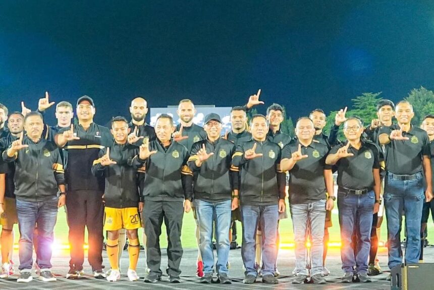 Kapolri Jenderal Listyo Sigit Prabowo bersama Kepala Korps Lalu Lintas (Kakorlantas) Polri, Irjen Pol Agus Suryonugroho dan jajaran, saat peresmian Bhayangkara Presisi Lampung FC dan Stadion Sumpah Pemuda, Senin (28/7/2025). Foto: Ist