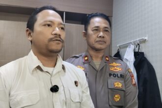Kanit Resmob Satreskrim Polres Metro Jakarta Selatan, AKP Bima Sakti didampingi Kasi Humas Polres Metro Jakarta Selatan, Kompol Murodih saat memberikan keterangan terkait penangkapan pelaku penusukan di kawasan Blok M, Kebayoran Baru, Senin (28/7/2025). Foto: Ist