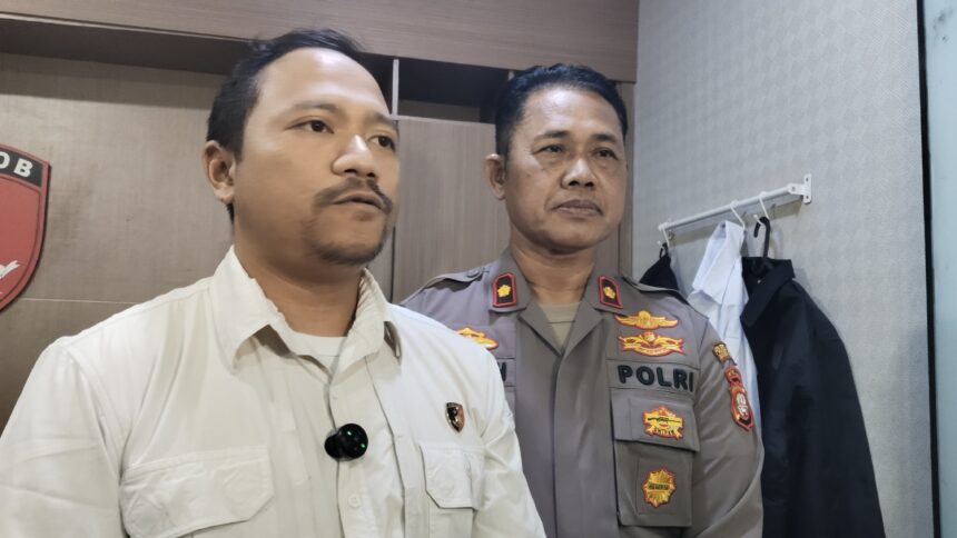 Kanit Resmob Satreskrim Polres Metro Jakarta Selatan, AKP Bima Sakti didampingi Kasi Humas Polres Metro Jakarta Selatan, Kompol Murodih saat memberikan keterangan terkait penangkapan pelaku penusukan di kawasan Blok M, Kebayoran Baru, Senin (28/7/2025). Foto: Ist