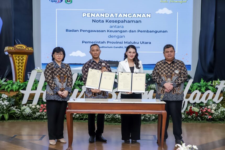 Kepala Badan Pengawasan Keuangan dan Pembangunan (BPKP), Muhammad Yusuf Ateh bersama Gubernur Maluku Utara, Sherly Tjoanda, Deputi Bidang Pengawasan Penyelenggaraan Keuangan Daerah, Setya Nugraha dan jajaran dalam penandatanganan kerja sama di Kantor Pusat BPKP, Jakarta, Rabu (30/7/2025). Foto: Ist