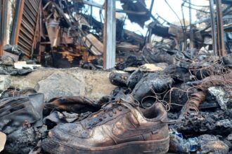 Penampakan sepatu merek Nike teronggok pascakebakaran besar berdampak pada ratusan kios di Pasar Taman Puring (Tampur), Kelurahan Gunung, Kecamatan Kebayoran Baru, Jakarta Selatan, Rabu (30/7/2025). Foto: Joesvicar Iqbal/ipol.id