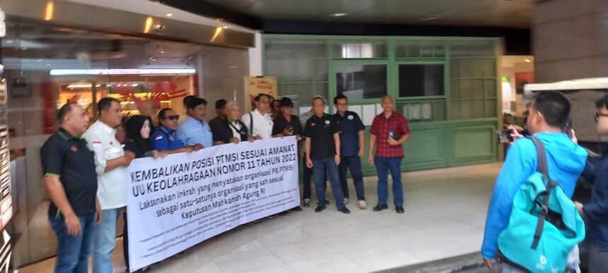 Beberapa pengprov PB PTMSI Menyambangi Kantor KOI di Mal FX Jakpus. Foto/ist