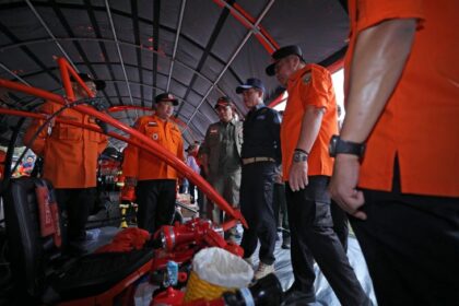 Kepala BNPB Suharyanto bersama Menteri Lingkungan Hidup Hanif Faisol dan Gubernur Sumsel Herman Deru meninjau peralatan pemadaman karhutla digelar dalam Apel Kesiapsiagaan dan Simulasi Penanganan Karhutla Provinsi Sumatera Selatan, Griya Agung, Kota Palembang, Selasa (29/7/2025). Foto: Ist