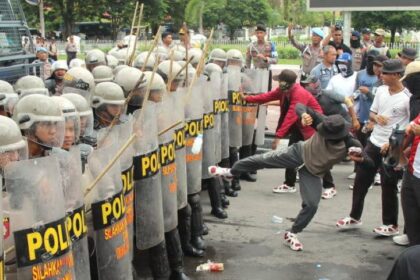 Ilustrasi, polisi menahan aksi massa. Foto: Istcok @Didindan Bintang