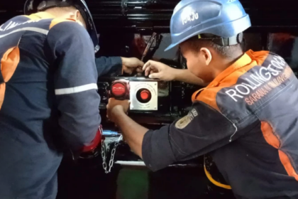 Teknisi KAI melakukan pengecekan terhadap lokomotif yang baru datang dari AS.