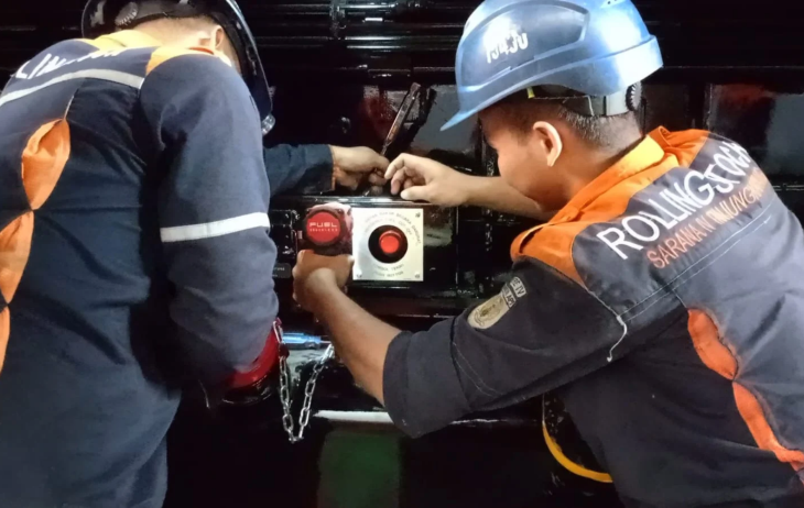 Teknisi KAI melakukan pengecekan terhadap lokomotif yang baru datang dari AS.