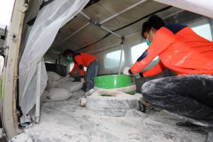 Suasana saat proses pengangkutan bahan semai NaCl ke dalam badan pesawat Caravan di Lanud Halim Perdanakusuma, Jakarta, Kamis (10/7/2025). Foto: Ist