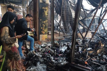 Pedagang Pasar Taman Puring, melihat kios mereka yang terbakar. Foto: Joesvicar Iqbal/ipol.id