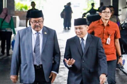 Kabag umum DPRD DKI, Asril (kanan) saat proses penjemputan Wagub Rano Karno untuk menghadiri sidang paripurna.(Foto istimewa)