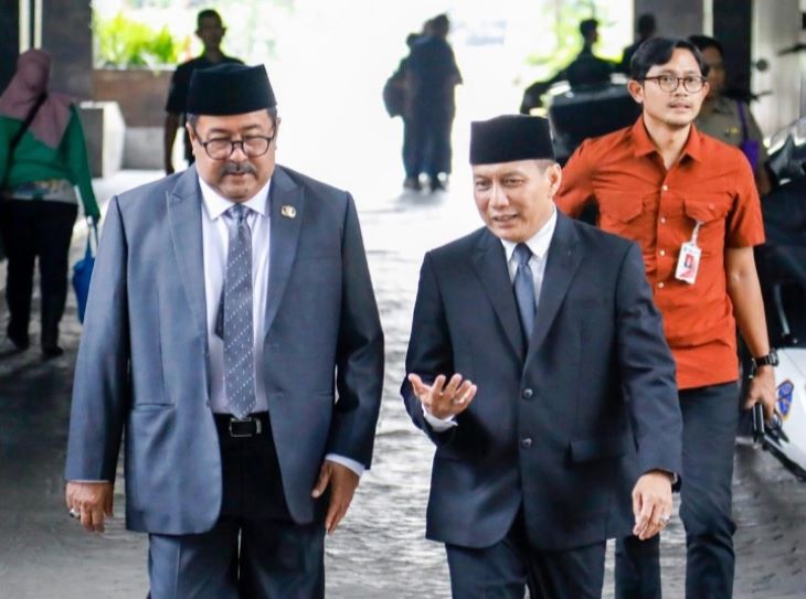 Kabag umum DPRD DKI, Asril (kanan) saat proses penjemputan Wagub Rano Karno untuk menghadiri sidang paripurna.(Foto istimewa)