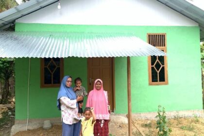 Ridawati (kiri), salah satu guru honorer penerima bantuan rehabilitasi rumah program Sedekah Seribu Sehari yang digagas Kankemenag Aceh Besar. Foto: kemenag