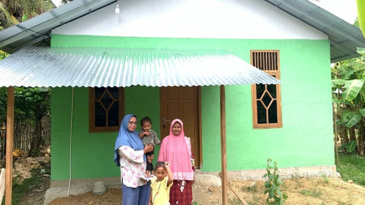 Ridawati (kiri), salah satu guru honorer penerima bantuan rehabilitasi rumah program Sedekah Seribu Sehari yang digagas Kankemenag Aceh Besar. Foto: kemenag