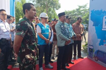Wali Kota Jakarta Timur (Jaktim), Munjirin bersama General Manager (GM) PLN Unit Induk Distribusi Jakarta Raya, Mochamad Andy Adhaminurdin dan jajaran, dalam acara peresmian Stasiun Pengisian Kendaraan Listrik Umum (SPKLU)di LRT Ciracas, Kelurahan Ciracas, Kecamatan Ciracas, Kamis (31/7/2025). Foto: Ist