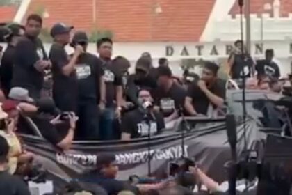 Warga Malaysia demo desan PM Anwar Ibrahim mundur. Foto: Tangkapan video X