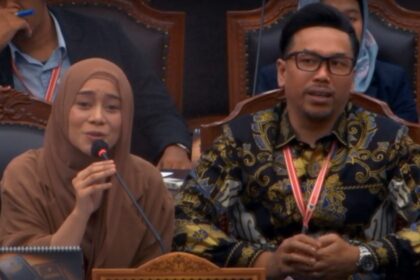Lesti Kejora dan Sammy Simorangkir di Ruang Sidang Pleno Mahkamah Konstitusi, Jakarta, Selasa (22/7/2025). Foto: Tangkapan layar YouTube MK