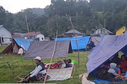 Warga Poso yang mengungsi akibat gempa Foto: BNPB