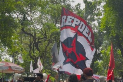 Aktivis Relawan Perjuangan Demokrasi (Repdem) DKI Jakarta saat menggelar aksi unjuk rasa di Pengadilan Tipikor pada PN Jakarta Pusat. Foto: Dok Repdem DKI Jakarta