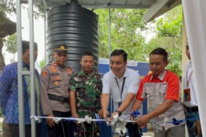 Peresmian bantuan sanitasi air bersih oleh GM Witel Nusa Tenggara Muhammad Kafin Latif (ketiga dari kanan), beberapa waktu yang lalu. Foto: Telkom Indonesia