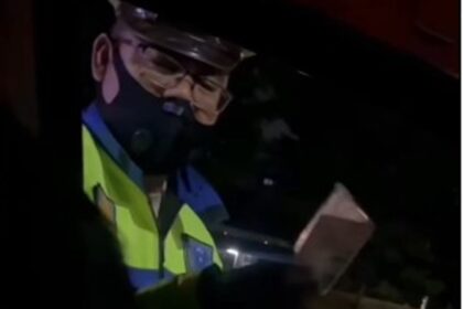 Polisi saat meminta SIM kepada pengendara mobil. Foto: Tangkapan layar Instagram @_thinksmart.id