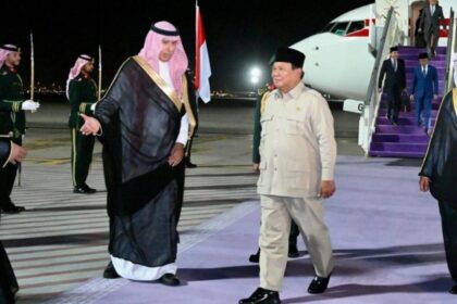 Presiden Prabowo Subianto mendarat di Royal Terminal, Bandar Udara Internasional King Abdulaziz, Jeddah, Arab Saudi. Foto: BPMI Setpres