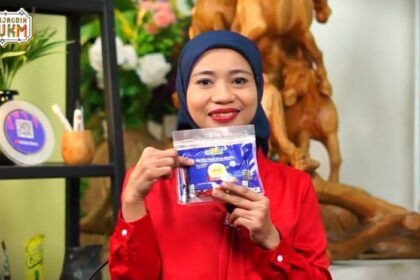 Sri Kustamaji, pemilik Pelita Lumpang Mas, berhasil membuktikan bahwa dengan inovasi, kerja keras, dan dukungan yang tepat, produk tradisional pun bisa menembus pasar modern. Foto: BRI