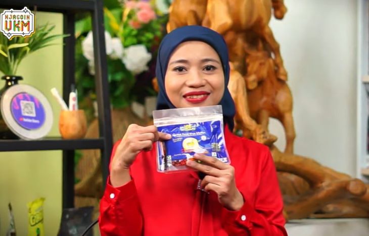 Sri Kustamaji, pemilik Pelita Lumpang Mas, berhasil membuktikan bahwa dengan inovasi, kerja keras, dan dukungan yang tepat, produk tradisional pun bisa menembus pasar modern. Foto: BRI