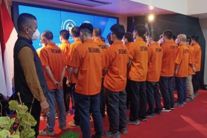 Penampakan sebanyak 24 Warga Negara Asing (WNA) meliputi 21 WN Tiongkok, Malaysia, Irak dan Mesir diduga melanggar keimigrasian terjaring operasi Pengawasan dan Penegakan Hukum Keimigrasian (Wirawaspada) oleh Kantor Imigrasi Kelas 1 Khusus Non TPI Jakarta Selatan (Kanim Jaksel), Jumat (18/7/2025). Foto: Joesvicar Iqbal/ipol.id