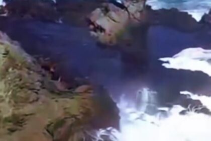 Seorang turis perempuan bernama Azka Nurfadillah, 28, warga Pondok Ranggon, Cipayung, Jaktim, diduga hilang di Pantai Siung-WATU TOGOK, Gunung Kidul, Yogyakarta, Minggu (27/7/2025). Hingga Senin (28/7) Azka masih dalam pencarian Tim SAR. Foto: Tangkapan layar Instagram @infomunjul.id