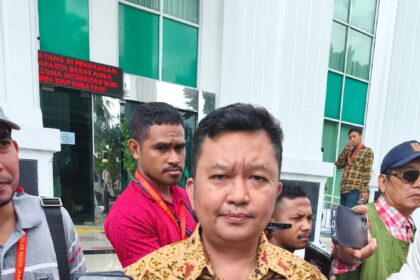 PT Bara Asia Contractor (BAC), Hasudungan Manurung saat memperlihatkan foto tergugat VS, usai sidang gugatan perdata di PN Jakbar Selasa (1/7/2025). Foto: timur/ipol.id