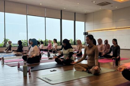 Aktivitas yoga di Zest Sukajadi bersama Komunitas Weekend Escape. (dok. Zest Sukajadi)