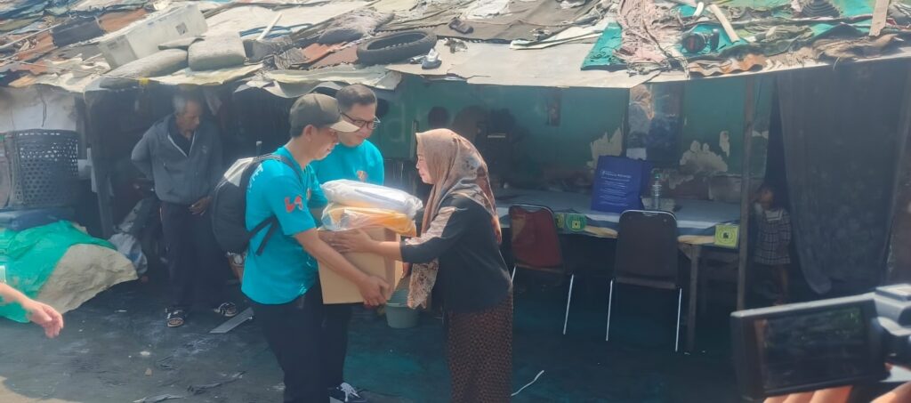Hotel Ciputra Jakarta dan Swiss-Belhotel International salurkan bantuan untuk pemulung Taman Rahayu, Bekasi. (dok. Hotel Ciputra Jakarta)