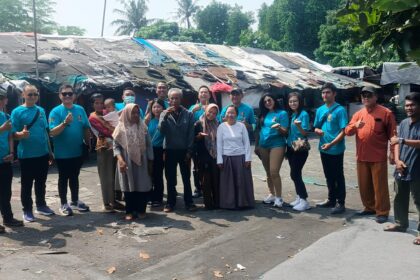 Hotel Ciputra Jakarta dan Swiss-Belhotel International salurkan bantuan untuk pemulung Taman Rahayu, Bekasi. (dok. Hotel Ciputra Jakarta)