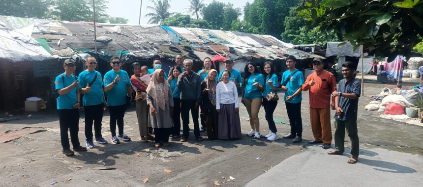 Hotel Ciputra Jakarta dan Swiss-Belhotel International salurkan bantuan untuk pemulung Taman Rahayu, Bekasi. (dok. Hotel Ciputra Jakarta)