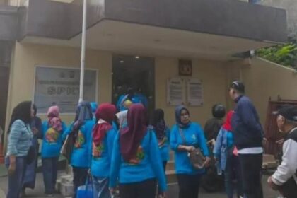 Emak-emak mendatangi Mapolsek Matraman, Jakarta Timur, untuk membuat Laporan dugaan penipuan dilakukan travel, Kamis (17/7/2025). Foto: Tangkapan layar Instagram @infomatraman