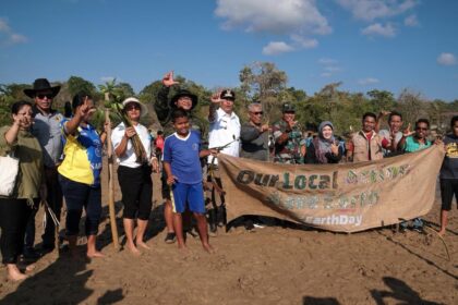 Momen penanaman 1.000 pohon mangrove di kawasan Wisata Mangrove Tulaika, Kelurahan Mebba, Kecamatan Sabu Barat, Rabu (23/7/2025). (Foto: Dok. PKP Setda Kabupaten Sabu Raijua)