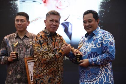 Bahtiar Baharudin saat menerima penghargaan dari ketua FPRMI. Foto: Ist