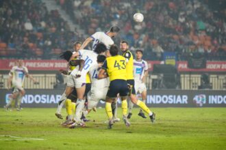 Duel antara pemain Port FC dan Oxford United dalam laga final Piala Presiden 2025 di Stadion Si Jalak Harupat, Kabupaten Bandung, Minggu (13/7). (Media Piala Presiden 2025)