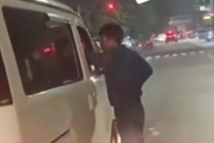 Terjadi aksi pemalakan terhadap pengendara mobil terjadi di lampu merah Pulomas, Jakarta Timur. Foto: Tangkap layar IG @lbj_jakarta