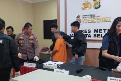 Kanit Perlindungan Perempuan dan Anak (PPA) Polres Metro Jaksel, AKP Citra Ayu bersama Kasi Humas Polres Metro Jaksel, Kompol Murodih dan Plt Kepala UPT PPA Dinas PPAPP DKI Jakarta, Leny Yunensih saat gelar barang bukti kasus cabul menghadirkan tersangka inisial AF, 54, oknum guru ngaji di Mapolres Metro Jaksel, Rabu (9/7/2025). Foto: Joesvicar Iqbal/ipol.id
