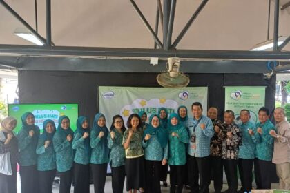Wakil Ketua TP PKK Pemerintah Provinsi (Pemprov) DKI Jakarta, Dewi Indriati Rano Karno bersama jajaran dan Marketing Director PZ Cussons Indonesia, Eva Arisuci Rudjito dalam kegiatan edukasi parenting kesehatan bertajuk "Gerakan TULUS HATI Awarding Day" di Ruang Publik Terpadu Ramah Anak (RPTRA) Taman Gajah Cipete Selatan, Cilandak, Jakarta Selatan, Kamis (24/7/2025). Foto: Joesvicar Iqbal/ipol.id