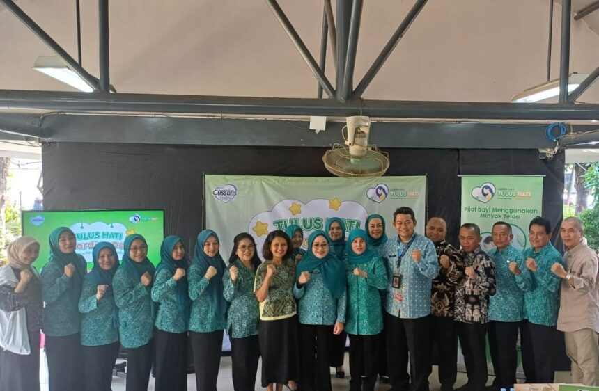 Wakil Ketua TP PKK Pemerintah Provinsi (Pemprov) DKI Jakarta, Dewi Indriati Rano Karno bersama jajaran dan Marketing Director PZ Cussons Indonesia, Eva Arisuci Rudjito dalam kegiatan edukasi parenting kesehatan bertajuk "Gerakan TULUS HATI Awarding Day" di Ruang Publik Terpadu Ramah Anak (RPTRA) Taman Gajah Cipete Selatan, Cilandak, Jakarta Selatan, Kamis (24/7/2025). Foto: Joesvicar Iqbal/ipol.id