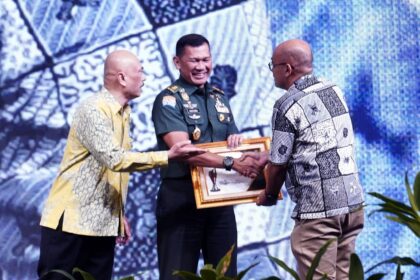 Kapuspen TNI Mayjen TNI Kristomei Sianturi, mewakili Panglima TNI Jenderal TNI Agus Subiyanto menerima penghargaan Pimred Award 2025 pada malam puncak perayaan HUT ke-2 Forum Pemred Multimedia Indonesia, Jumat (18/7/2025). Foto: Ist