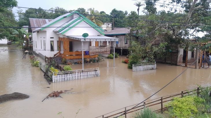 Kondisi Dusun Ajjapanisi, Desa Siame, Kecamatan Palakka dan pemukiman warga di Desa Kadai, Kecamatan Mare, Kabupaten Bone, Sulawesi Selatan, terdampak banjir, Senin (7/7/2025). Foto: BPBD Kabupaten Bone